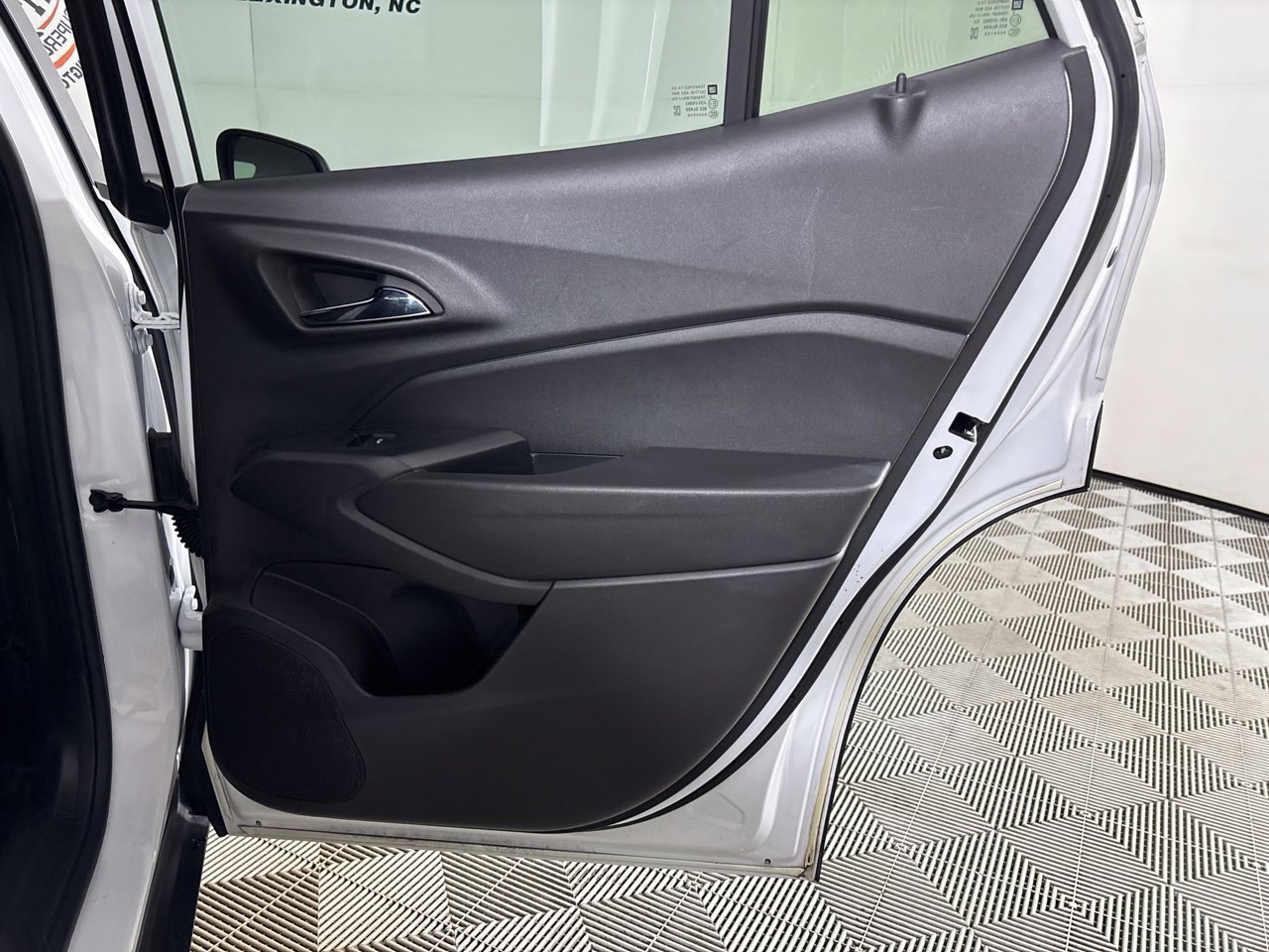 Used 2024 Chevrolet Trax RS FWD image 25