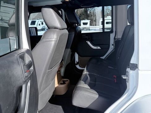 Used 2014 Jeep Wrangler Unlimited Sahara w/ Connectivity Group image 12