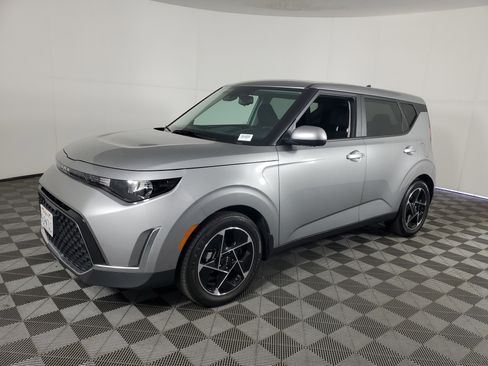 Used 2023 Kia Soul EX image 8