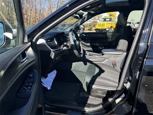 Used 2024 Jeep Grand Cherokee Laredo X image 10