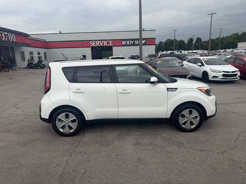Used 2016 Kia Soul FWD image 2
