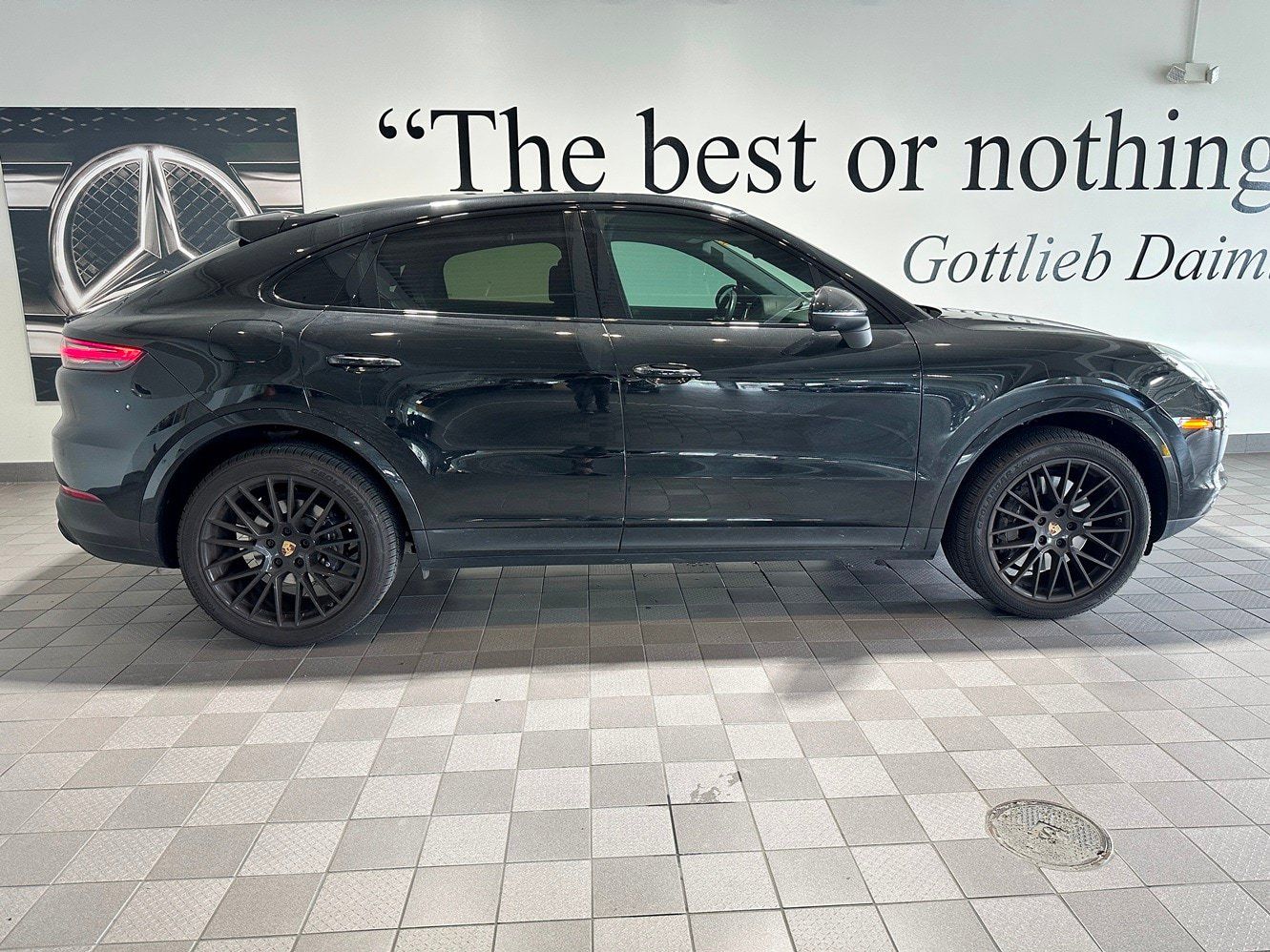 Used 2023 Porsche Cayenne Platinum Edition AWD/4WD image 3
