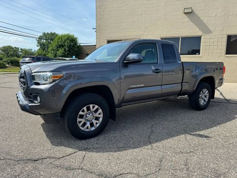 Used 2016 Toyota Tacoma TRD Sport AWD/4WD image 4