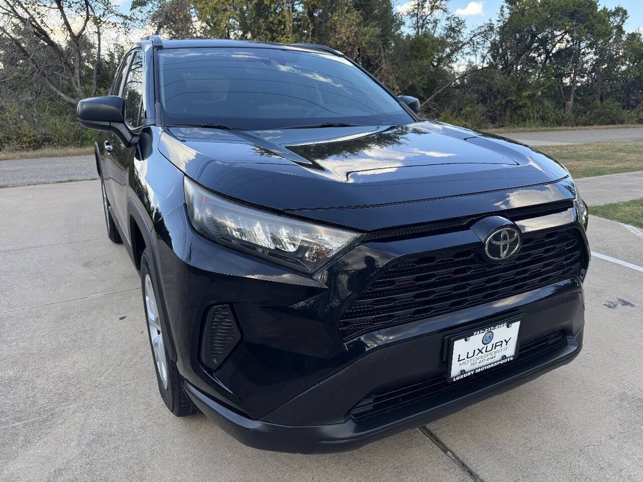Used 2019 Toyota RAV4 LE FWD image 3