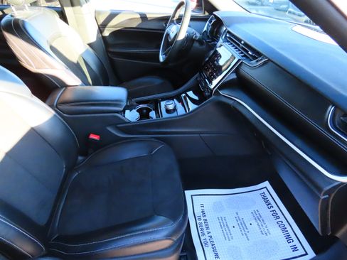 Used 2023 Jeep Grand Cherokee L Laredo image 12