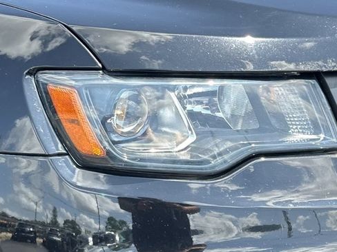 Used 2018 Jeep Grand Cherokee Altitude AWD/4WD image 15