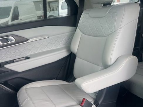 Used 2025 Ford Explorer Platinum w/ LUX Leather Package AWD/4WD image 16