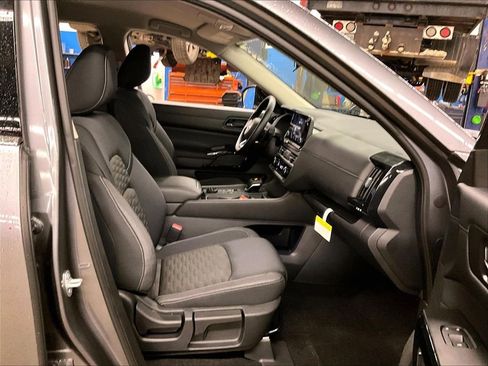 Used 2025 Nissan Pathfinder S image 14