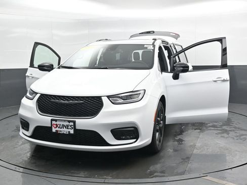 New 2026 Chrysler Pacifica Limited FWD image 44
