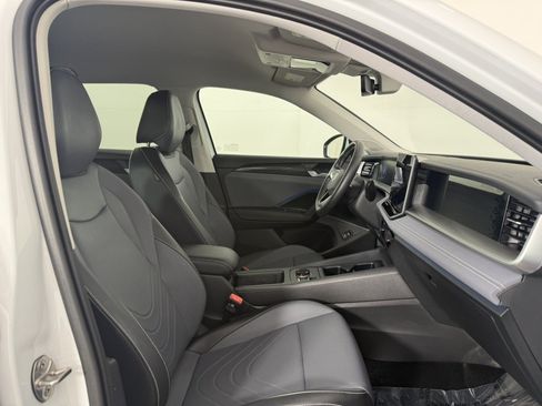Used 2026 Volkswagen Tiguan SE FWD image 10