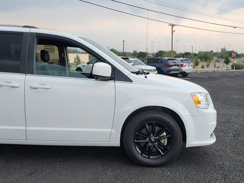 Used 2019 Dodge Grand Caravan SXT FWD image 4
