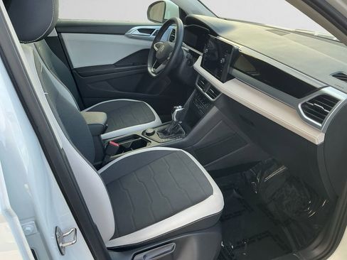 Certified 2025 Volkswagen Taos SE w/ Panoramic Sunroof Package image 15