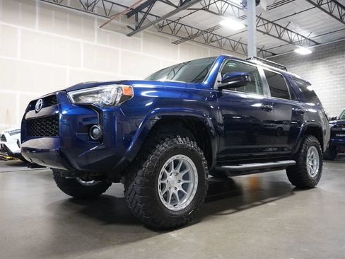 Used 2018 Toyota 4Runner SR5 AWD/4WD image 2