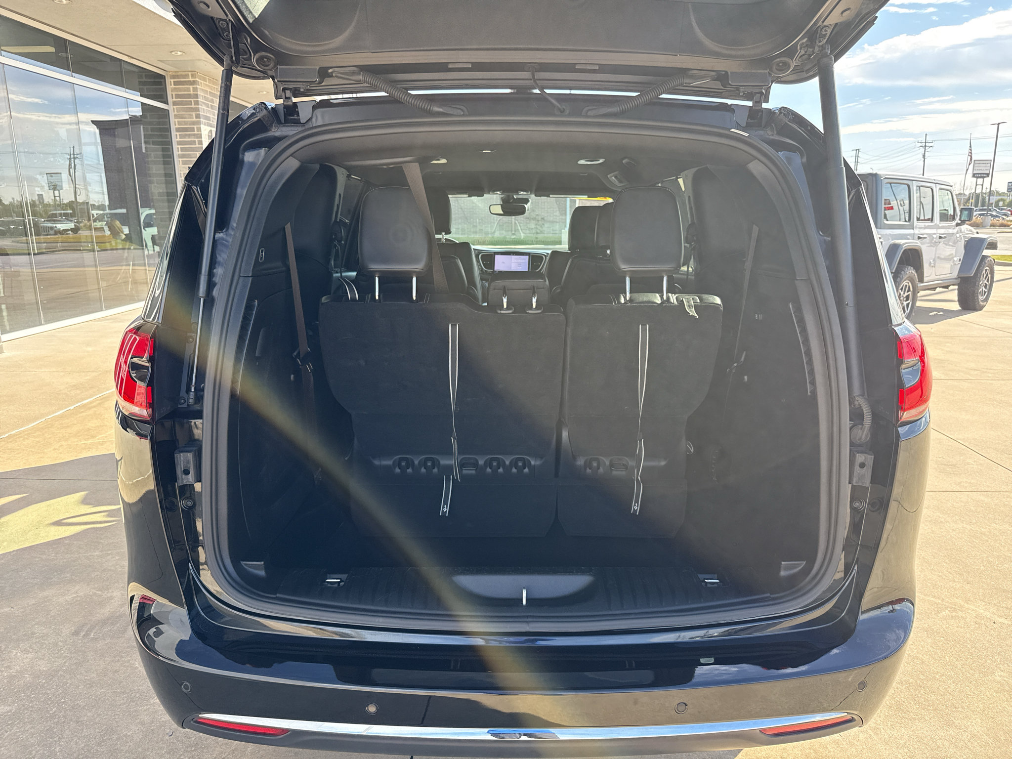 Used 2025 Chrysler Pacifica Select FWD image 17