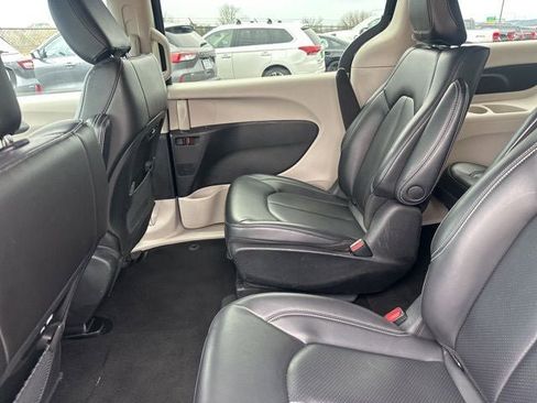 Used 2023 Chrysler Pacifica Touring-L FWD image 15