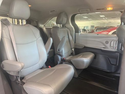 Used 2021 Toyota Sienna XLE image 8
