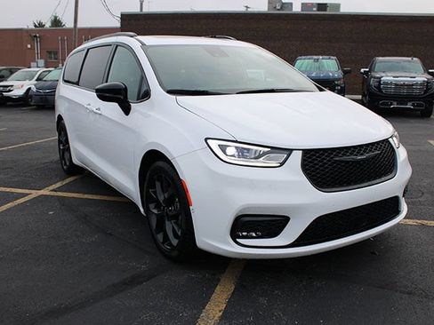 Used 2024 Chrysler Pacifica Limited w/ S Appearance Package FWD image 4