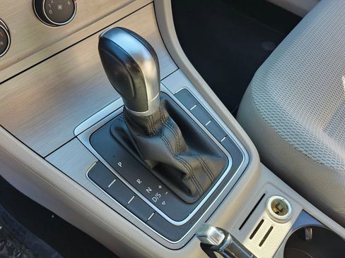 Used 2016 Volkswagen Golf S image 22