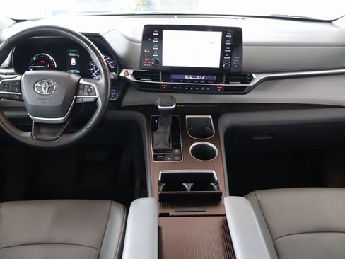 Used 2021 Toyota Sienna XLE image 19