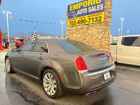 Used 2018 Chrysler 300 Touring L image 7