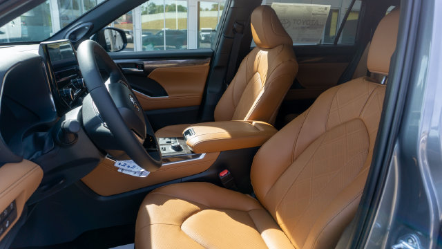New 2026 Toyota Highlander Platinum AWD/4WD image 14
