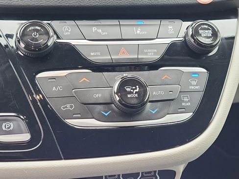 Used 2024 Chrysler Pacifica Touring-L image 15