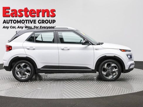 Used 2025 Hyundai Venue Limited FWD image 4