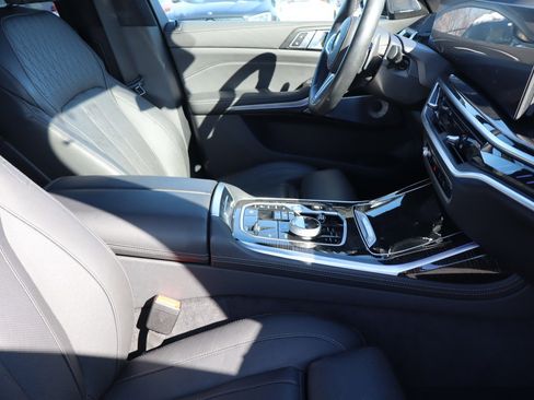 Used 2025 BMW X7 M60i image 12