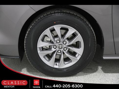 Certified 2024 Toyota Sienna LE image 23
