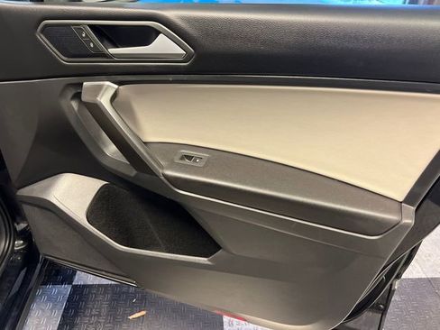 Used 2021 Volkswagen Tiguan SE w/ Panoramic Sunroof Package image 8