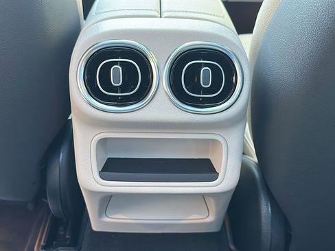 Used 2025 Mercedes-Benz GLC 300 4MATIC image 26