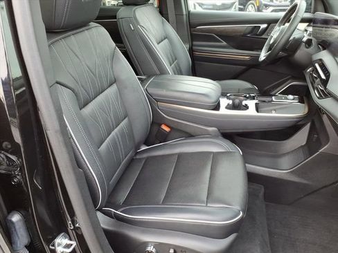 Used 2025 Buick Enclave Avenir AWD/4WD image 26