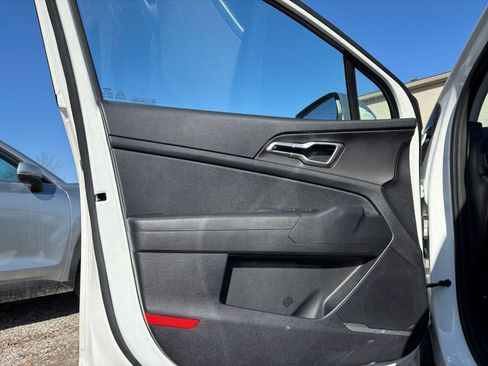 Used 2025 Kia Sportage LX image 18