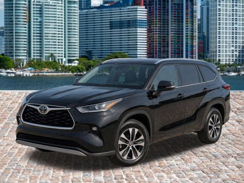 Used 2021 Toyota Highlander XLE FWD image 1