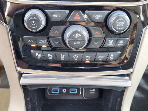 Used 2020 Jeep Grand Cherokee Overland AWD/4WD image 19