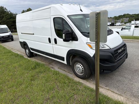 Used 2024 RAM ProMaster 2500 w/ Convenience Group FWD image 2