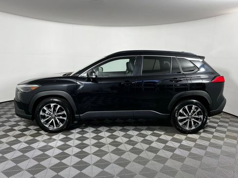 Certified 2025 Toyota Corolla Cross XLE image 8