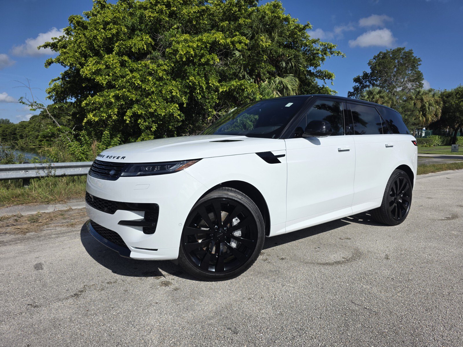 New 2027 Land Rover Range Rover Sport Dynamic SE AWD/4WD image 1
