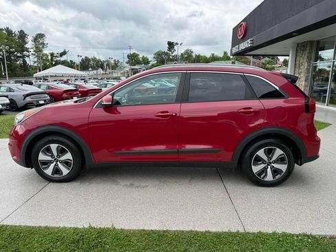 Used 2017 Kia Niro EX FWD image 24