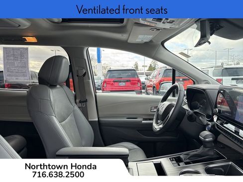 Used 2024 Toyota Sienna Limited image 16