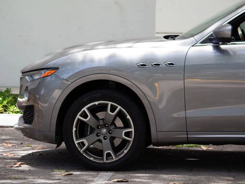 Used 2017 Maserati Levante w/ Luxury Package AWD/4WD image 6