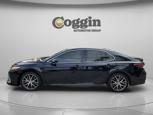 Used 2024 Toyota Camry XLE FWD image 3