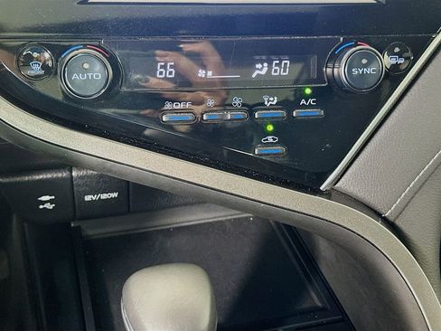 Used 2018 Toyota Camry XSE image 15