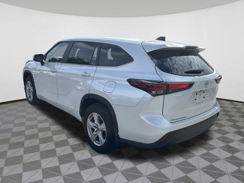 Used 2024 Toyota Highlander LE AWD/4WD image 5