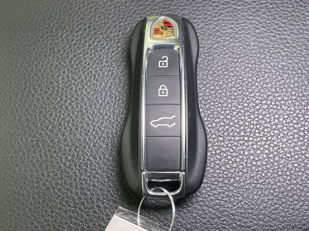 Certified 2025 Porsche Cayenne AWD/4WD image 43