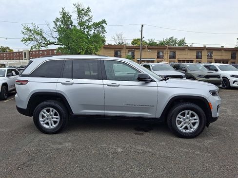Used 2023 Jeep Grand Cherokee Laredo AWD/4WD image 7