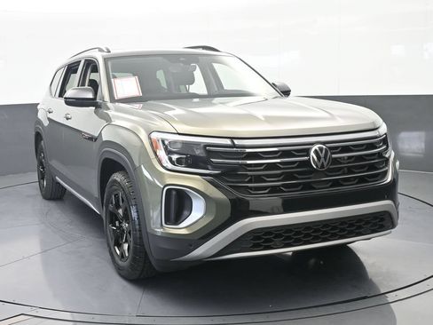 Used 2024 Volkswagen Atlas Peak Edition SE AWD/4WD image 9
