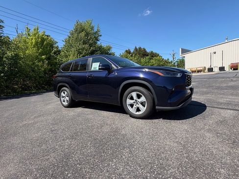 Used 2023 Toyota Highlander LE FWD image 2