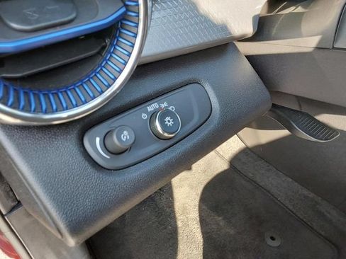 Used 2025 Chevrolet Trax LT FWD image 20