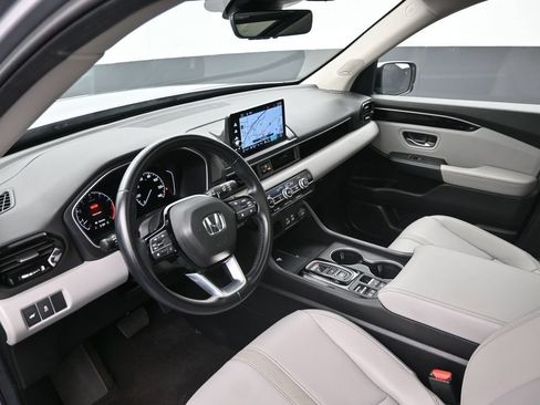 Certified 2025 Honda Pilot Touring image 24